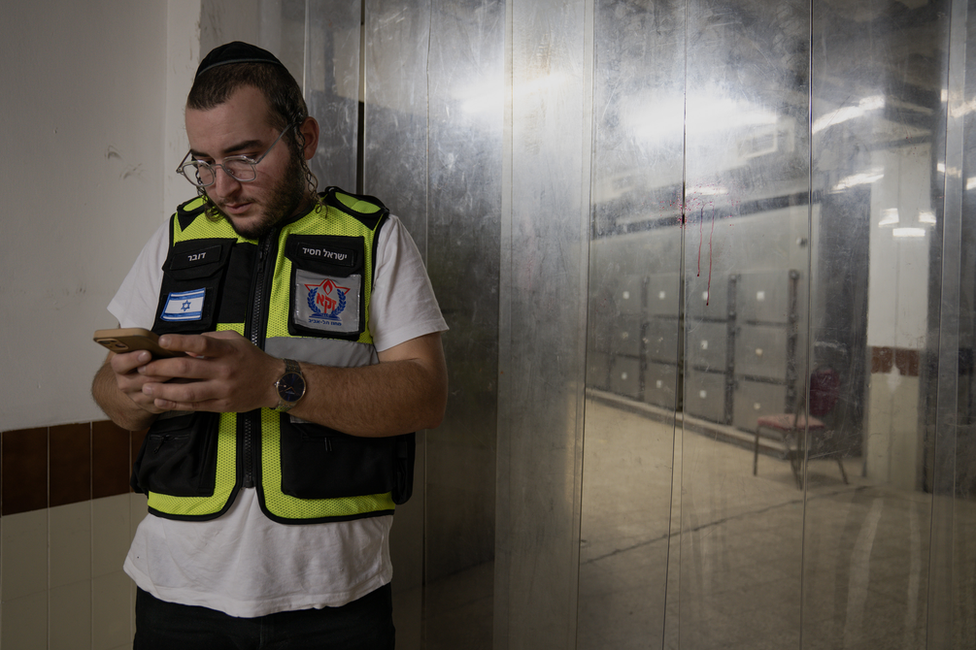 Волонтер Зака ​​Исраэль Хасид ожидает прибытия сотен тел в морг Тель-Авива.