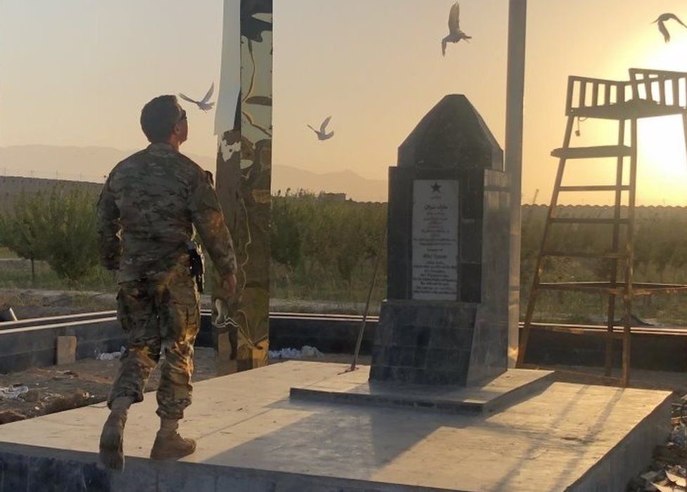 Gen Miller pays his respects at the monument to Mike Spann, 19 October 2020