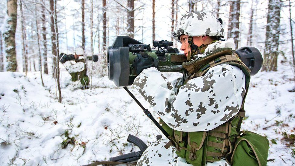 Finnish soldiers with NLAW anti-tank missiles