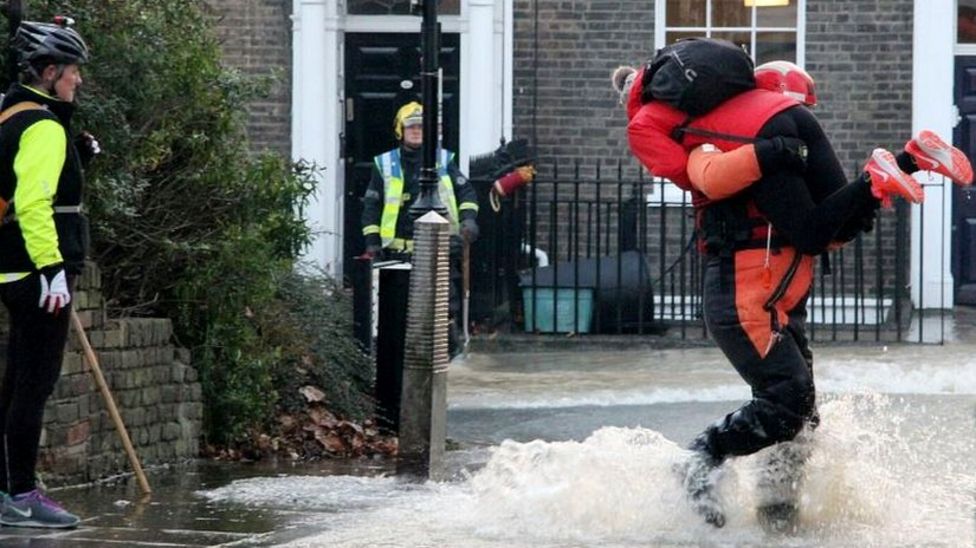 Stoke Newington flooded by water main burst BBC News