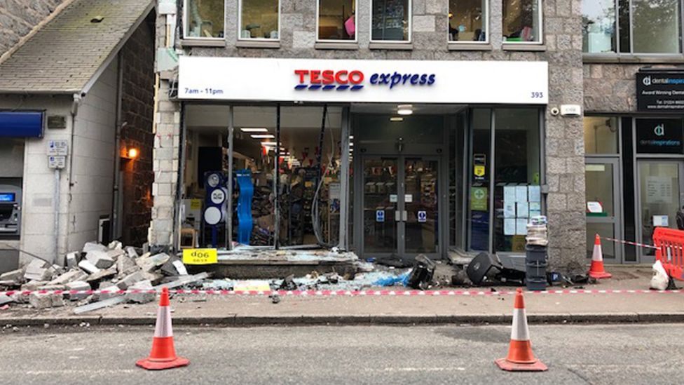 Store fronts smashed in Aberdeen van crash - BBC News