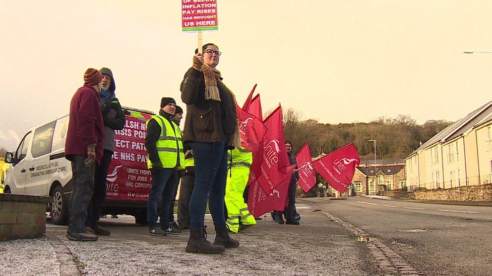 Streic Ambiwlans Arall Wrth I Ffigyrau Ymateb Gael Eu Cyhoeddi - BBC ...