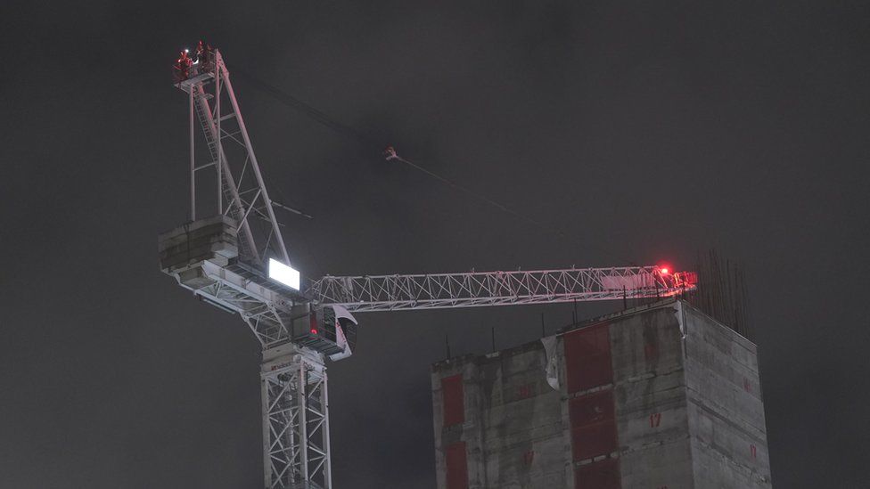Leeds crane's component fault sparked city centre disruption firm BBC News