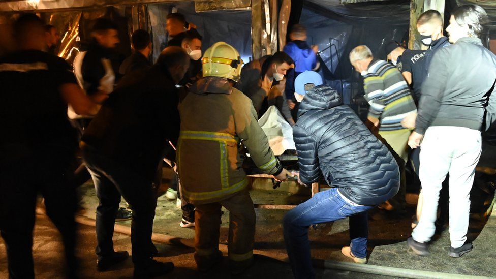 Министерство здравоохранения сообщило о множественных пострадавших, когда в больнице в Тетово, Северная Македония, произошел пожар, предположительно вызванный кислородными баллонами для пациентов с более тяжелым клиническим случаем COVID-19
