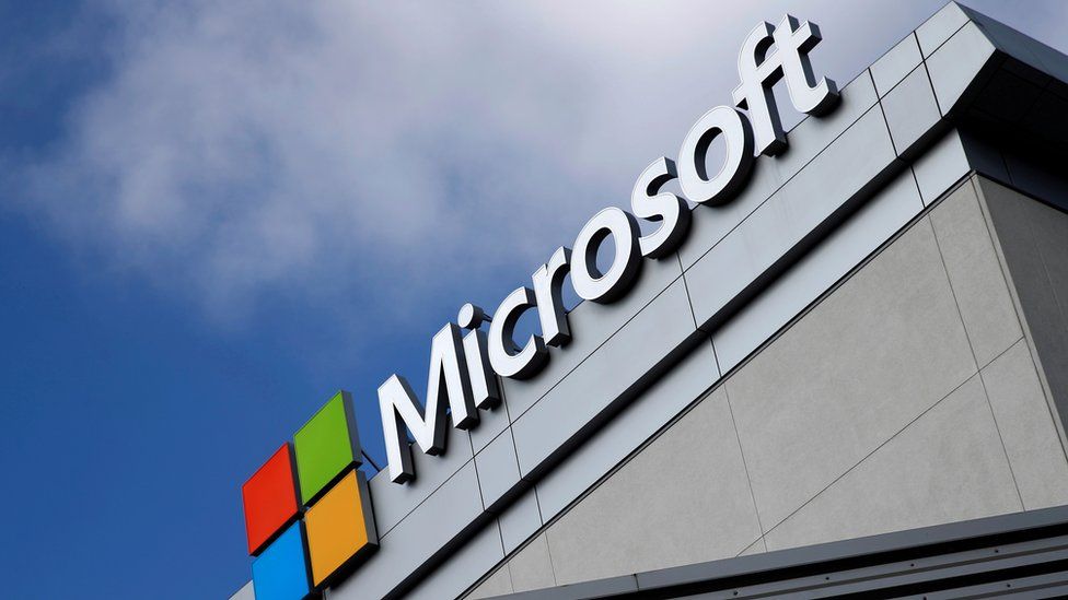 Логотип Microsoft на здании напротив ярко-синего неба