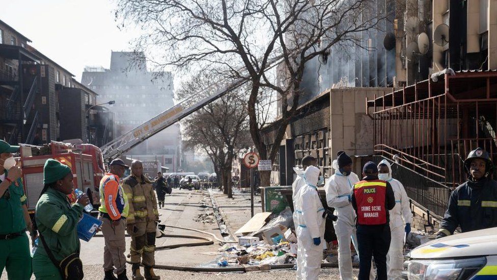Сотрудники экстренных служб работают на месте смертельного пожара, произошедшего рано утром в Йоханнесбурге, ЮАР - 31 августа 2023 г.