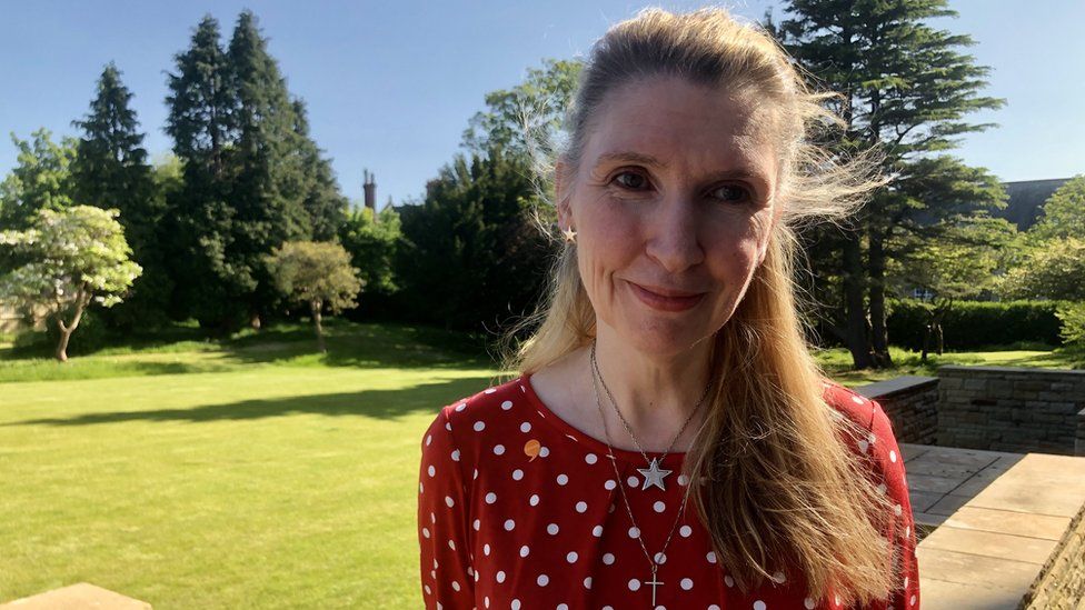 Iechyd meddwl Dau wely yn Lloegr 'ddim yn ddigon' i famau'r gogledd