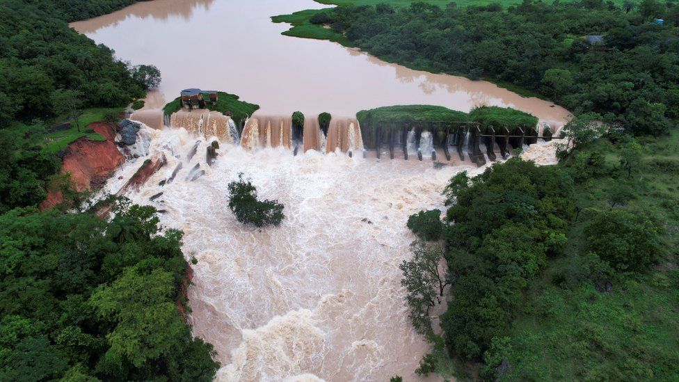 Вода течет через плотину Кариока после проливных дождей в Пара-де-Минас, штат Минас-Жерайс