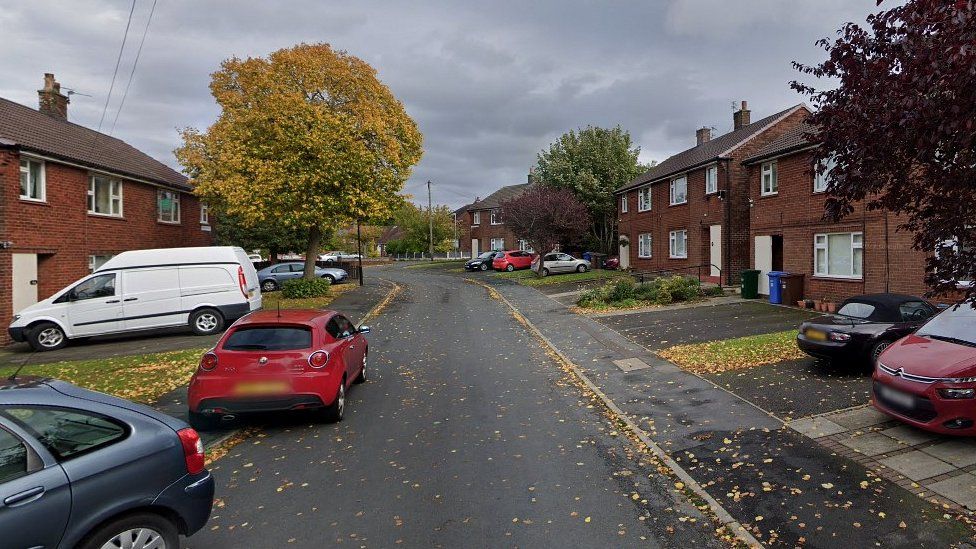 Chorley flat fire: Woman dies after being rescued from blaze - BBC News