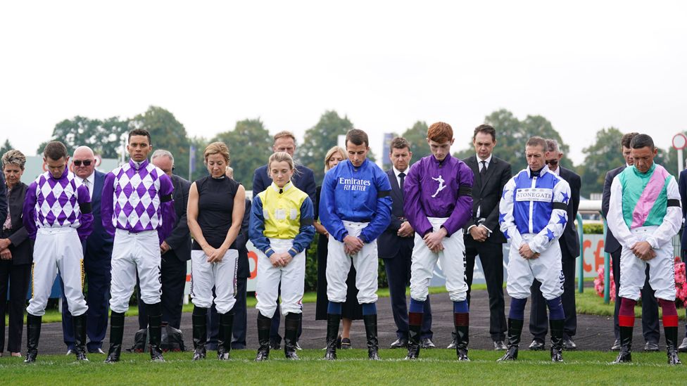 Jockeys hold a 2 minutes silence at Doncaster Racecourse