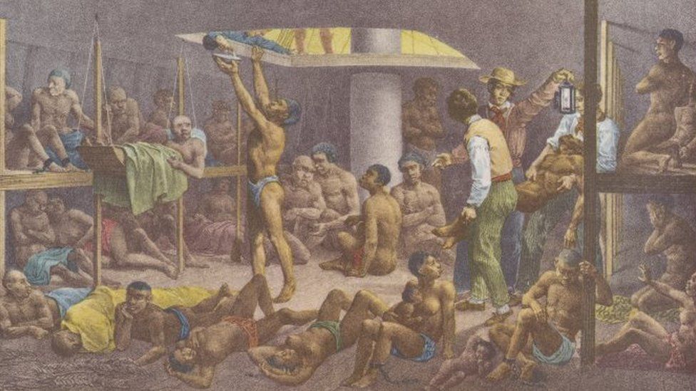 Pintura mostra diversos negros escravizados amontoados em um porão de navio negreiro