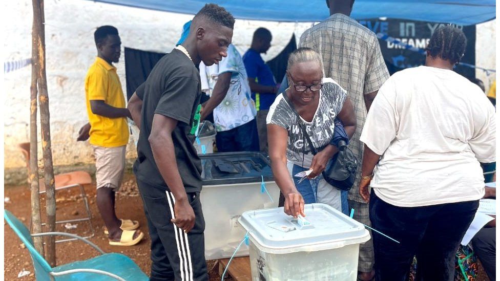 Женщина голосует в Сьерра-Леоне
