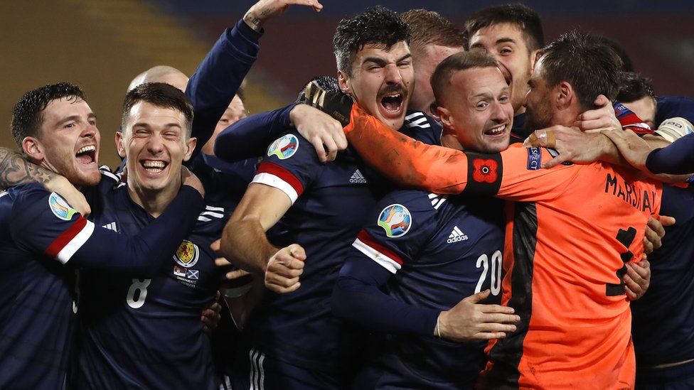 Шотландская футбольная команда празднует