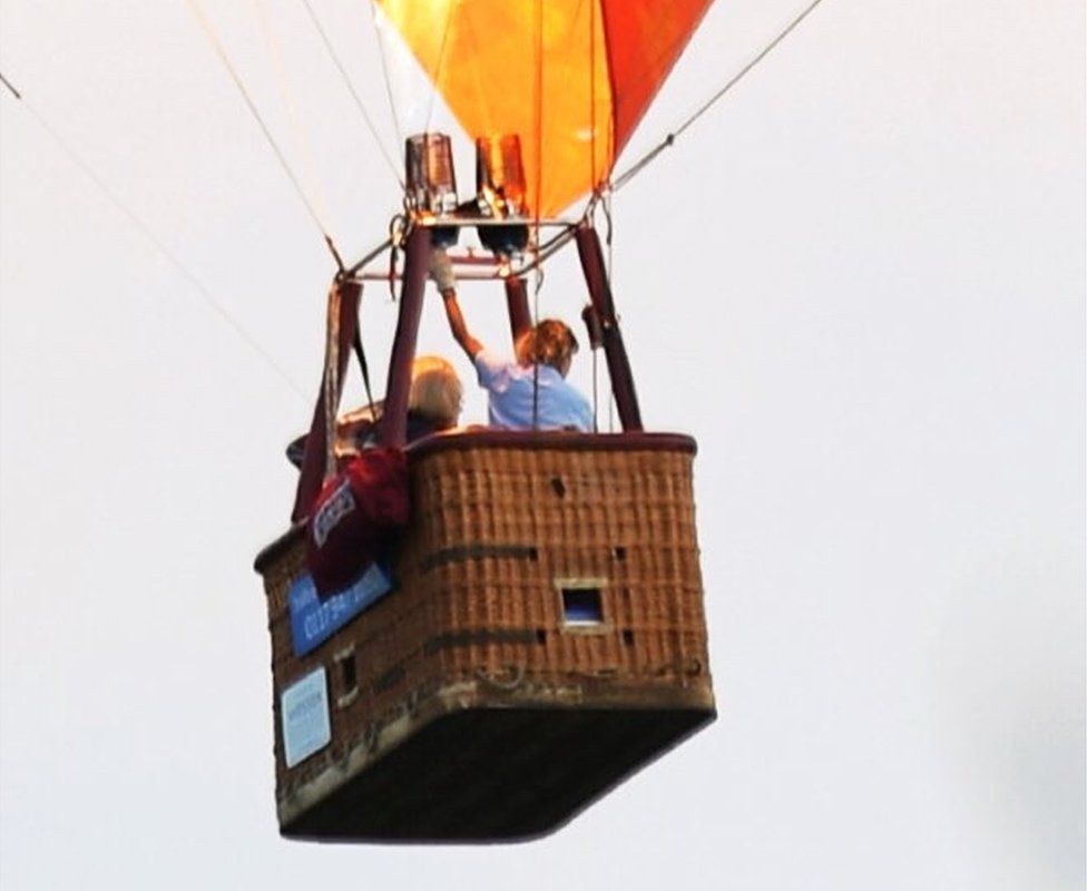 Hot air balloon makes emergency landing in Gloucester street BBC News
