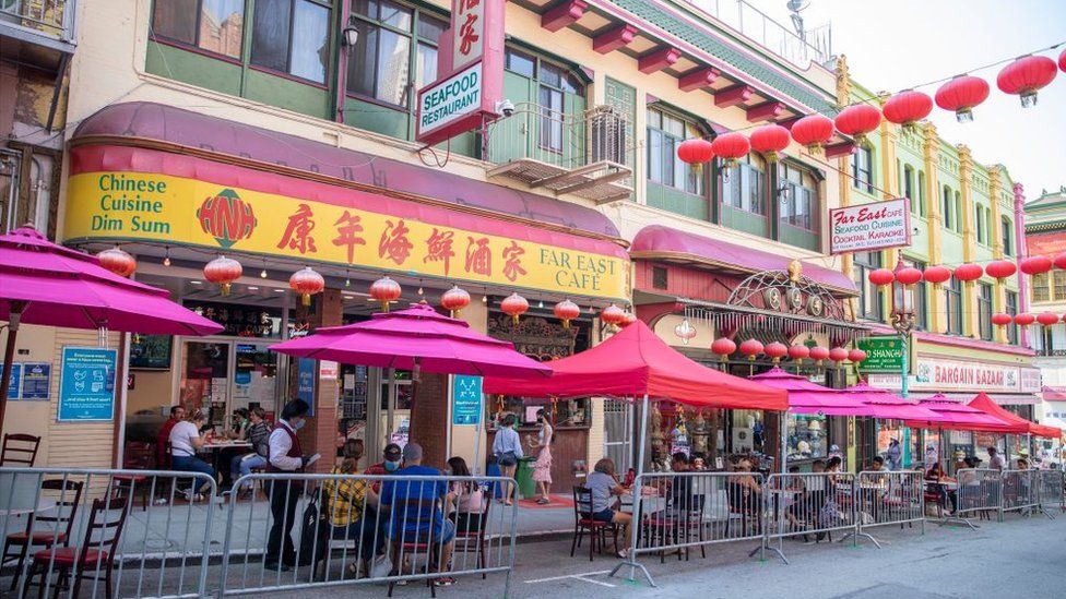 Люди едят вне ресторана в китайском квартале Сан-Франциско