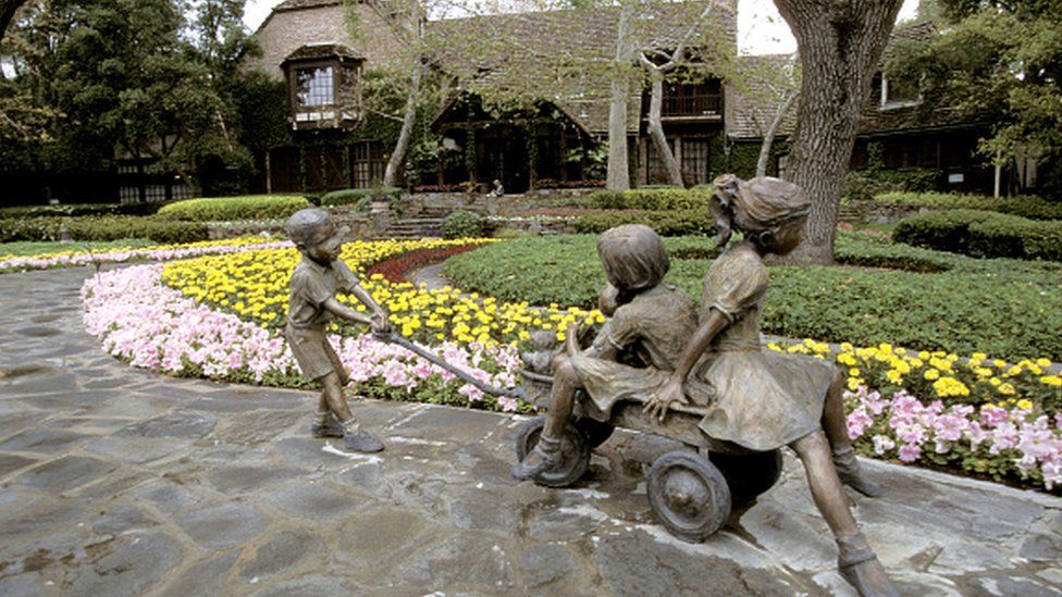 Michael Jackson: Neverland Ranch 'sold to billionaire for $22m' - BBC News
