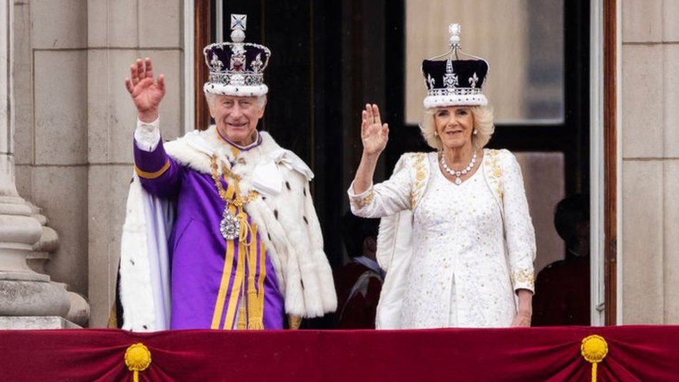 King and Queen waving on the balcony