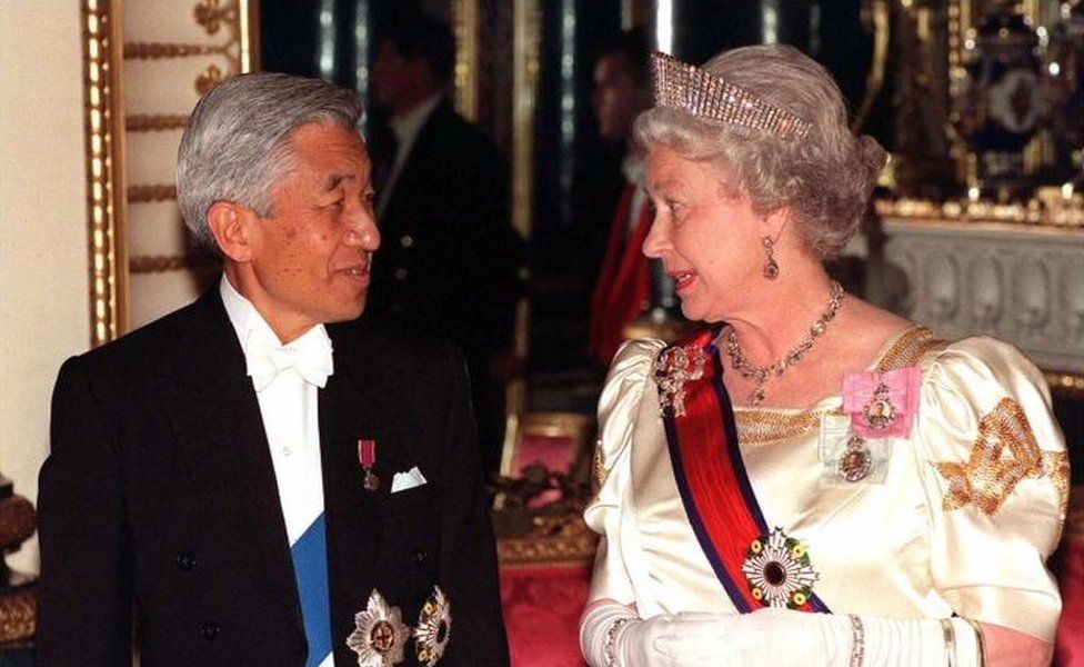 Britain's Queen Elizabeth II accompanies Japanese Emperor Akihito to the State Banquet Hall at Buckingham Palace in London on 26 May 1998.