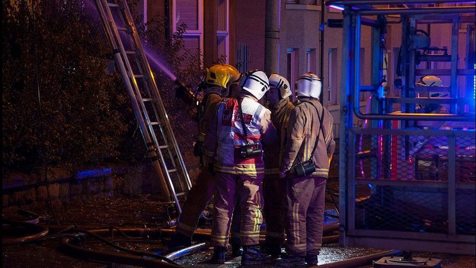 Body of man found after Pollokshields tenement fire - BBC News