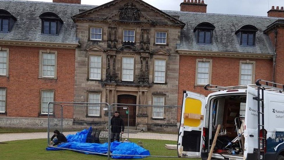Removal of statue from Dunham Massey