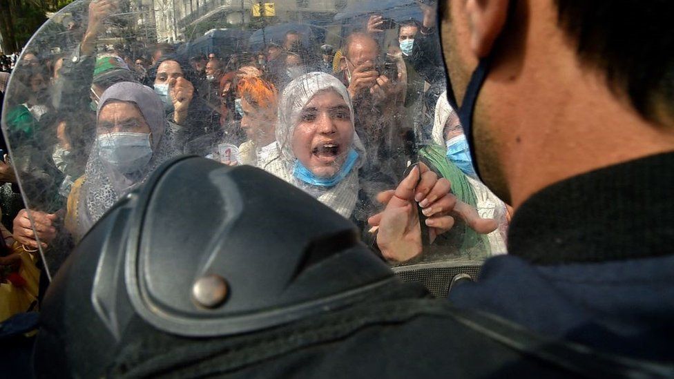 Алжирские женщины скандируют лозунги во время антиправительственной акции протеста в столице страны Алжире 8 марта 2021 года.