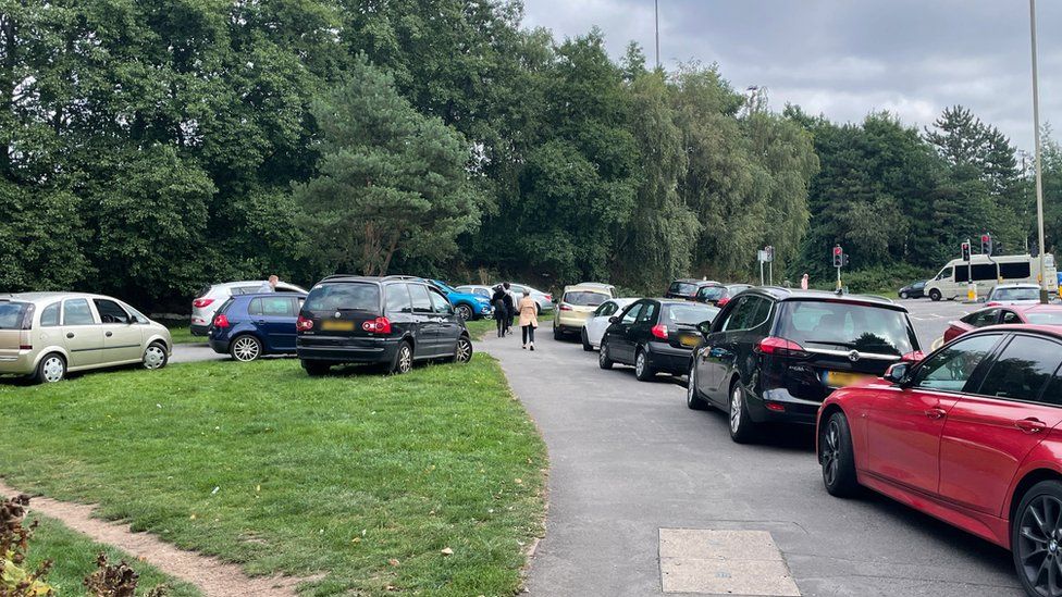 Parking at new Leicester school is a nightmare, say residents - BBC News