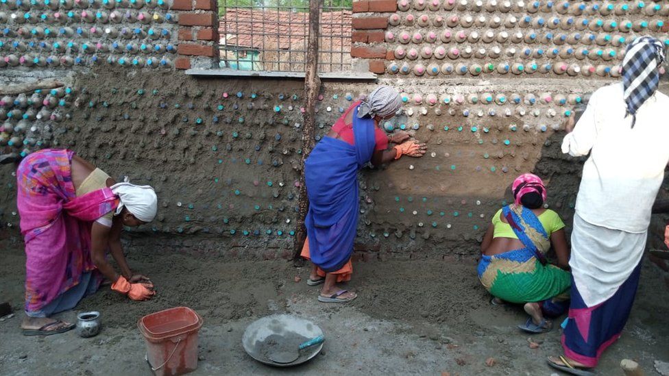 Женщины Канала Тола помогают в строительстве хижины нового периода