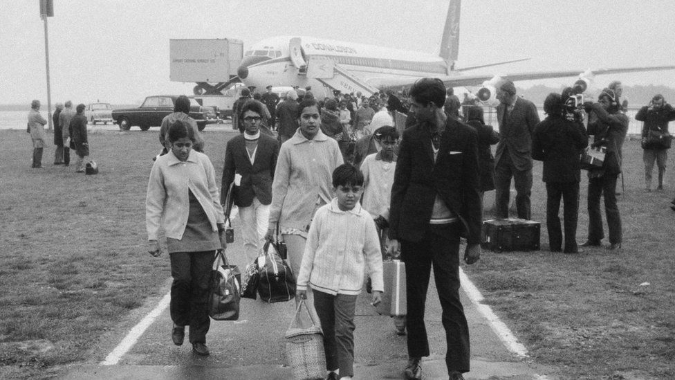Азиатские беженцы из Уганды прибывают в аэропорт Станстед в сентябре 1972 года.