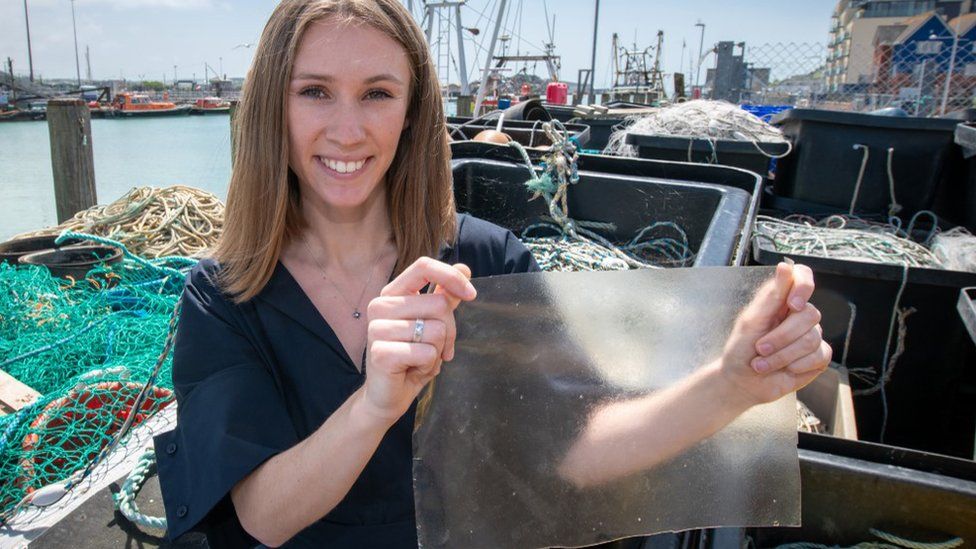 South Shields' fish sculpture aims to cut plastic pollution - BBC News