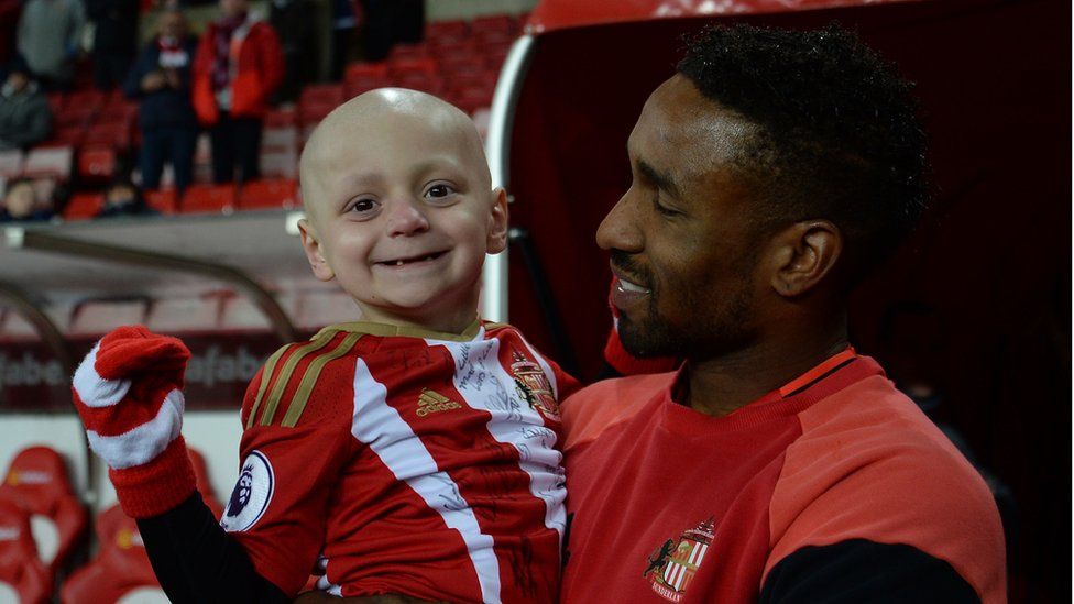 Bradley Lowery with Sunderland striker Jermain Defoe