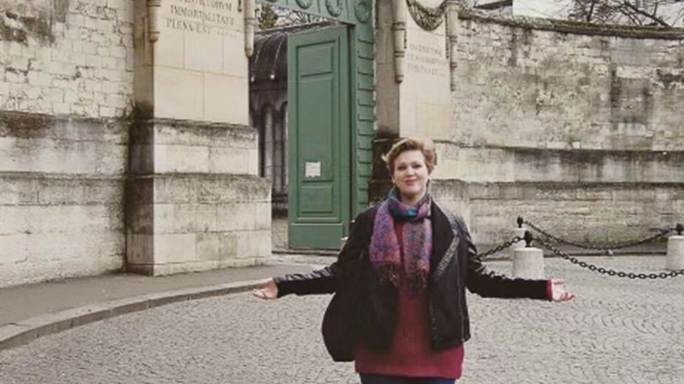 Die junge Georgie vor ihrem Unfall vor einer Steinmauer und einem Tor