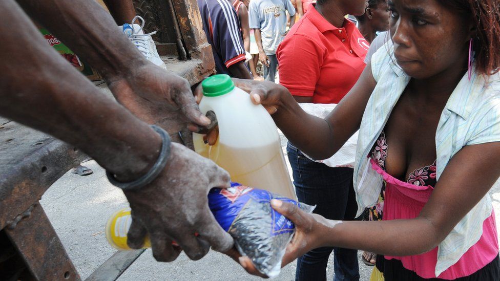 Food distribution to earthquake victims near Port-au-Prince, Haiti, March 2010