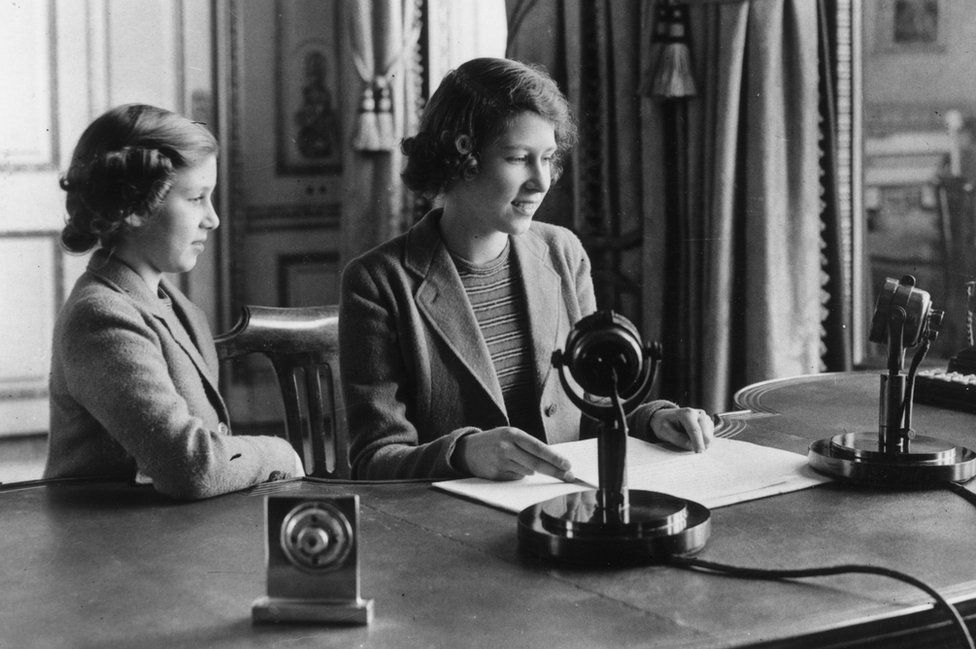 La princesa Isabel hace su primera transmisión, acompañada de su hermana menor, la princesa Margaret Rose, el 12 de octubre de 1940 en Londres.