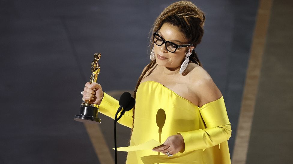 Ruth E. Carter phát biểu sau khi giành giải Oscar cho Thiết kế trang phục đẹp nhất cho "Black Panther: Wakanda Forever" trong lễ trao giải Oscar thường niên lần thứ 95 tại Nhà hát Dolby ở Hollywood, Los Angeles, California, Hoa Kỳ, ngày 12 tháng 3 năm 2023