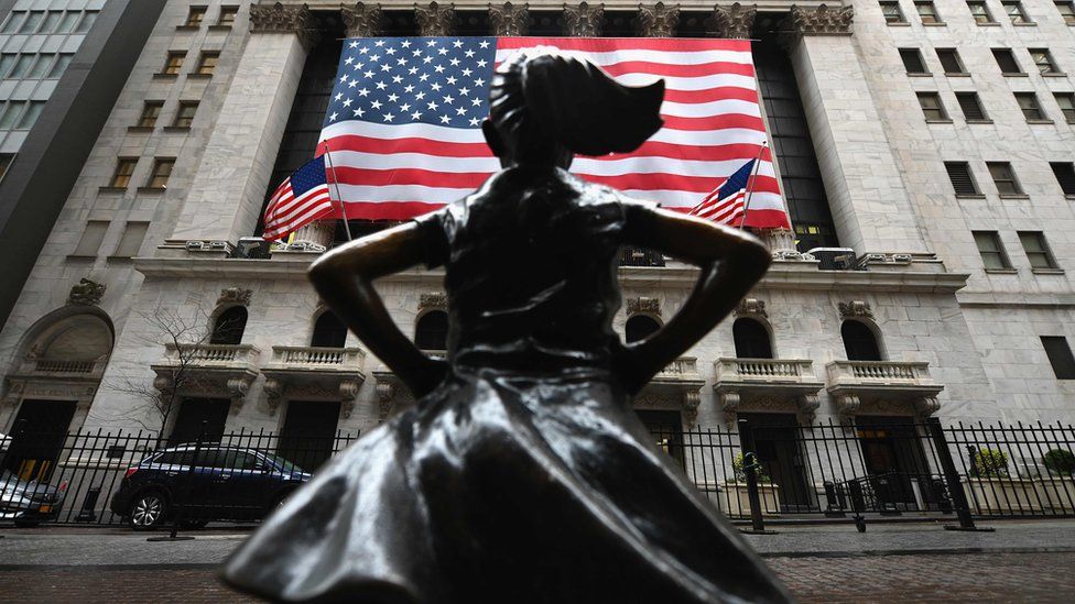 Fearless Girl statue in front of the NYSE