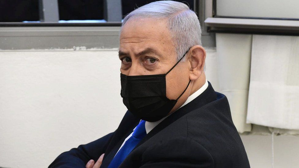 Биньямин Нетаньяху наблюдает перед началом судебного заседания 8 февраля 2021 года