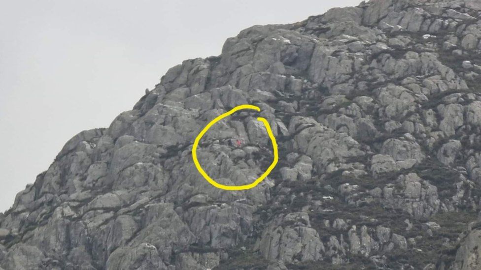 Two walkers who became stuck on Tryfan need help finding a bag they stashed