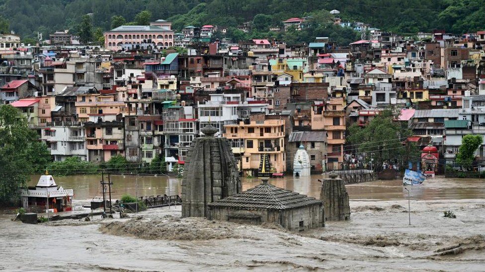 Затопленный храм на фоне разлива реки Беас после проливных дождей в Манди в северном штате Химачал-Прадеш, Индия, 10 июля 2023 года.