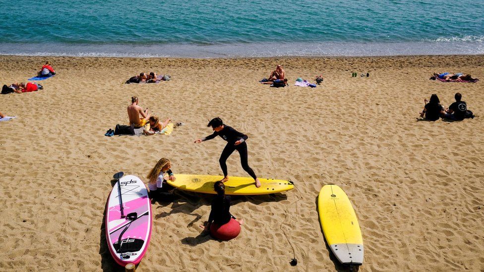 Урок серфинга на пляже Барселоны (изображение файла)