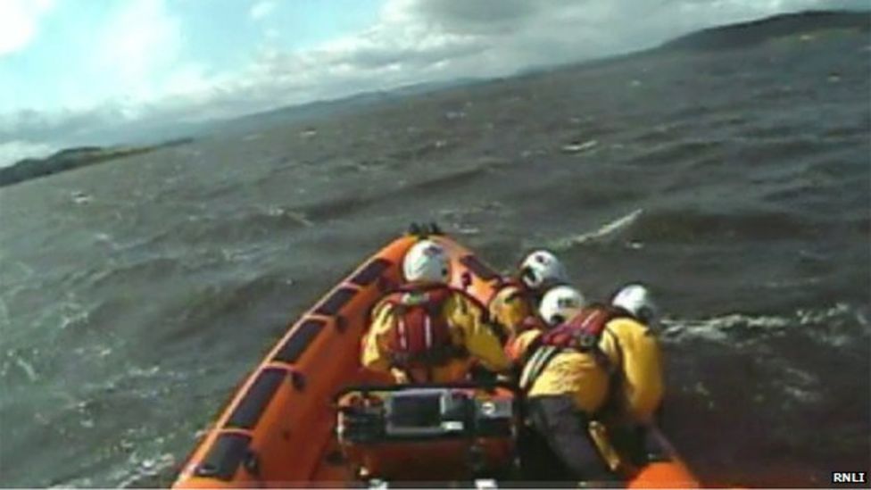 Kessock Lifeboat crew rescues capsized kayaker - BBC News