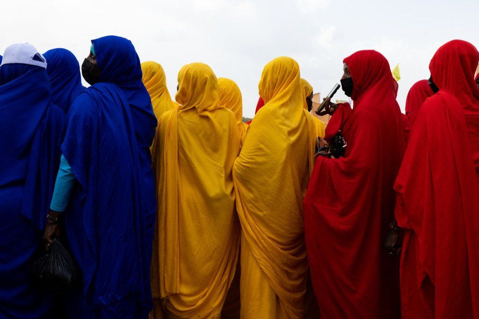 Women wait for the arrival of Mahamat Idriss Déby Itno.