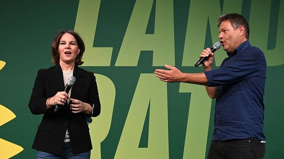 Greens co-leaders Angelina Baerbock (L) and Robert Habeck (R)