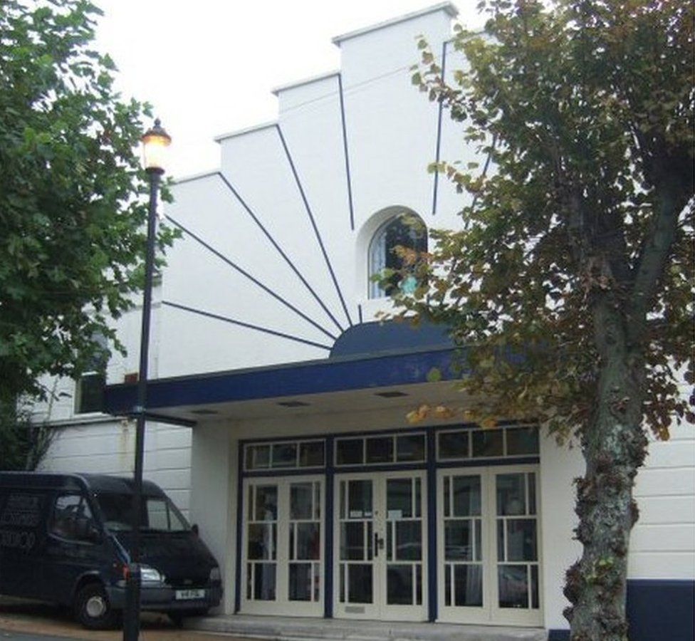 Demolition of Sandown's former art deco Rivoli cinema agreed BBC News