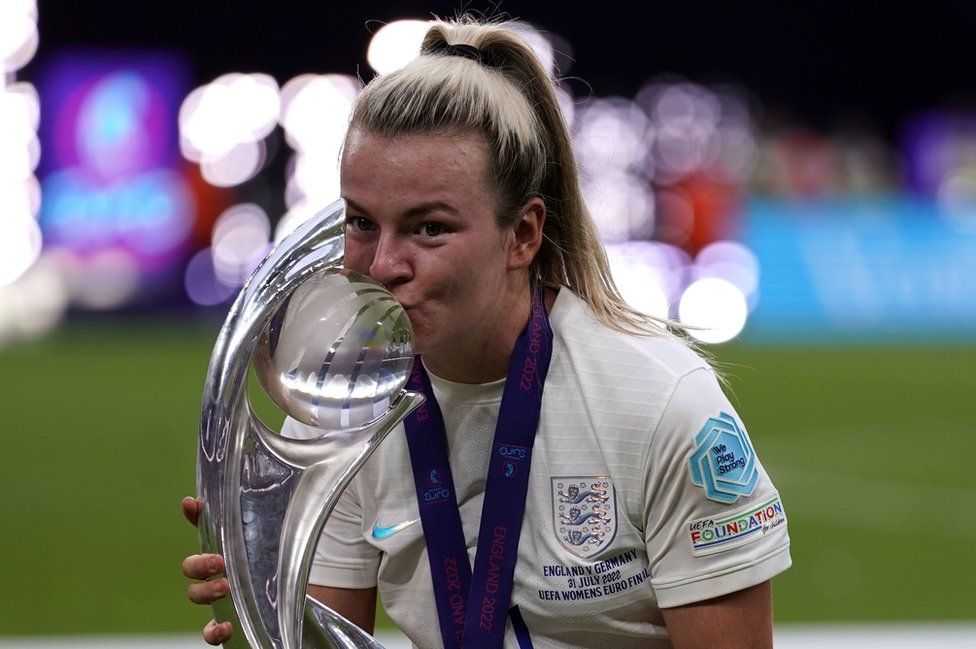Lauren Hemp celebrates with the Euro trophy in July 2022
