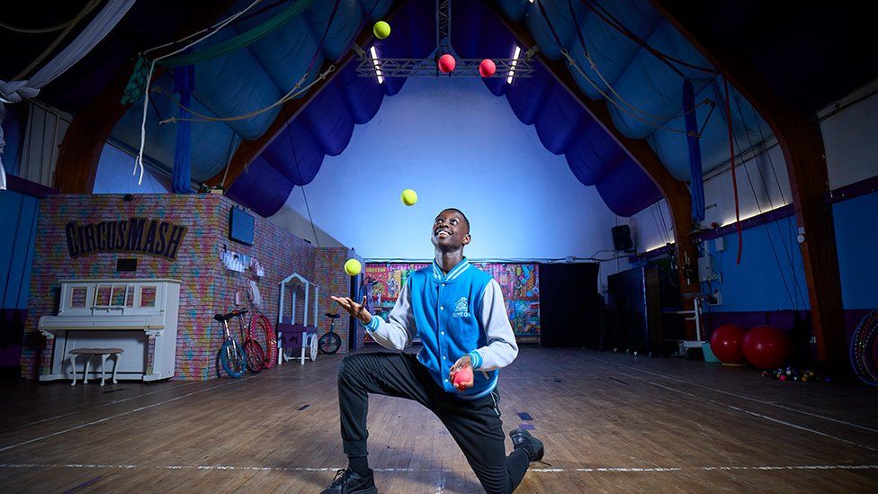 Simeon juggling