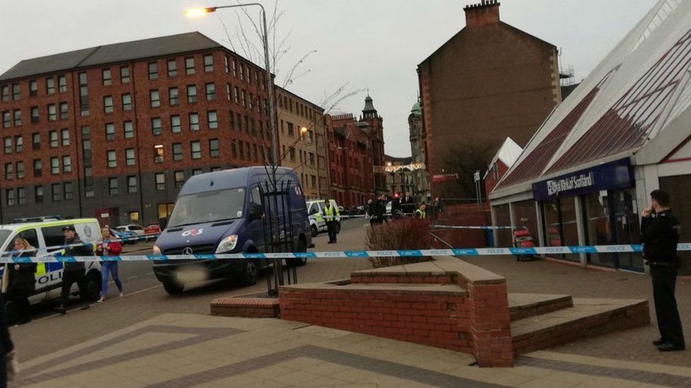 'Guard robbed' outside RBS in Glasgow Shopping Centre BBC News