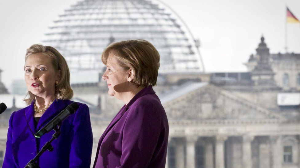 Sekretarja amerikane e Shtetit Hillary Clinton (K) dhe Kancelarja gjermane Angela Merkel i drejtohen shtypit pas një takimi në Kancelarinë Federale në Berlin, më 14 Prill 2011.