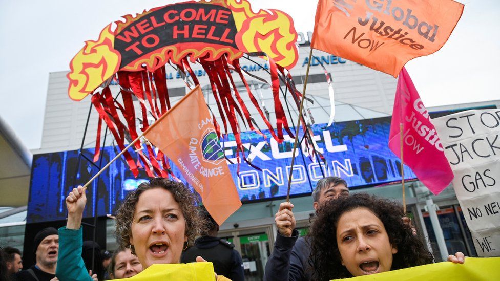 Протестующие перед собранием акционеров Shell