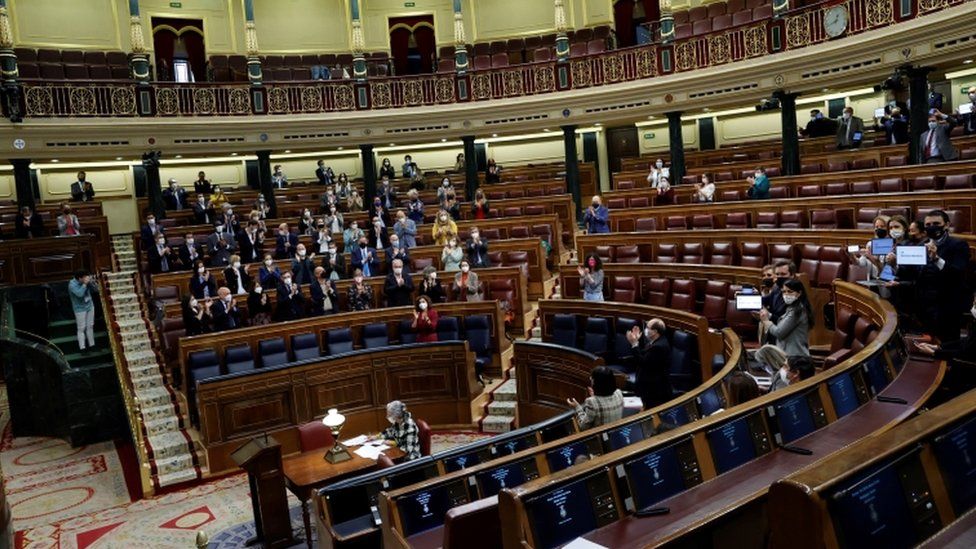 Депутаты аплодируют после голосования за принятие закона об эвтаназии