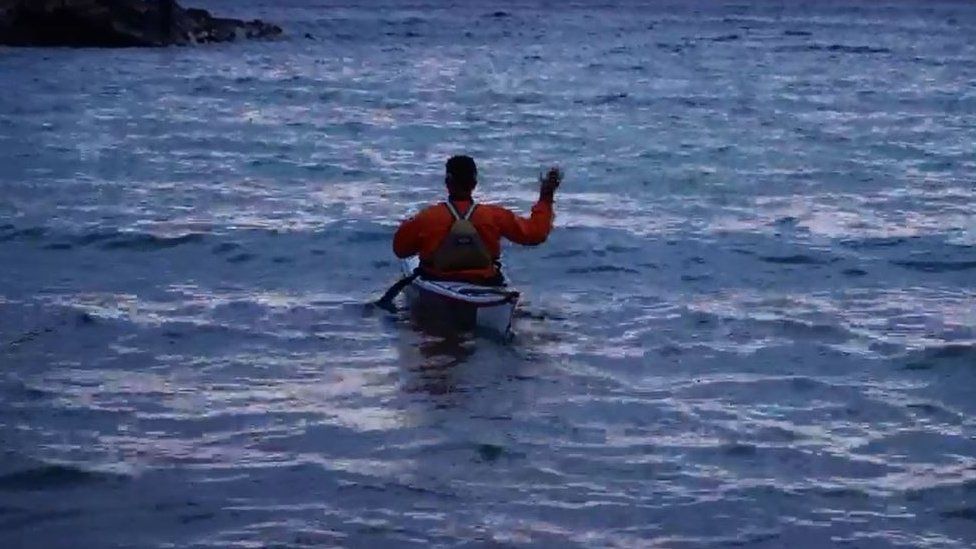 Ким Тастах отправляется в плавание на байдарке